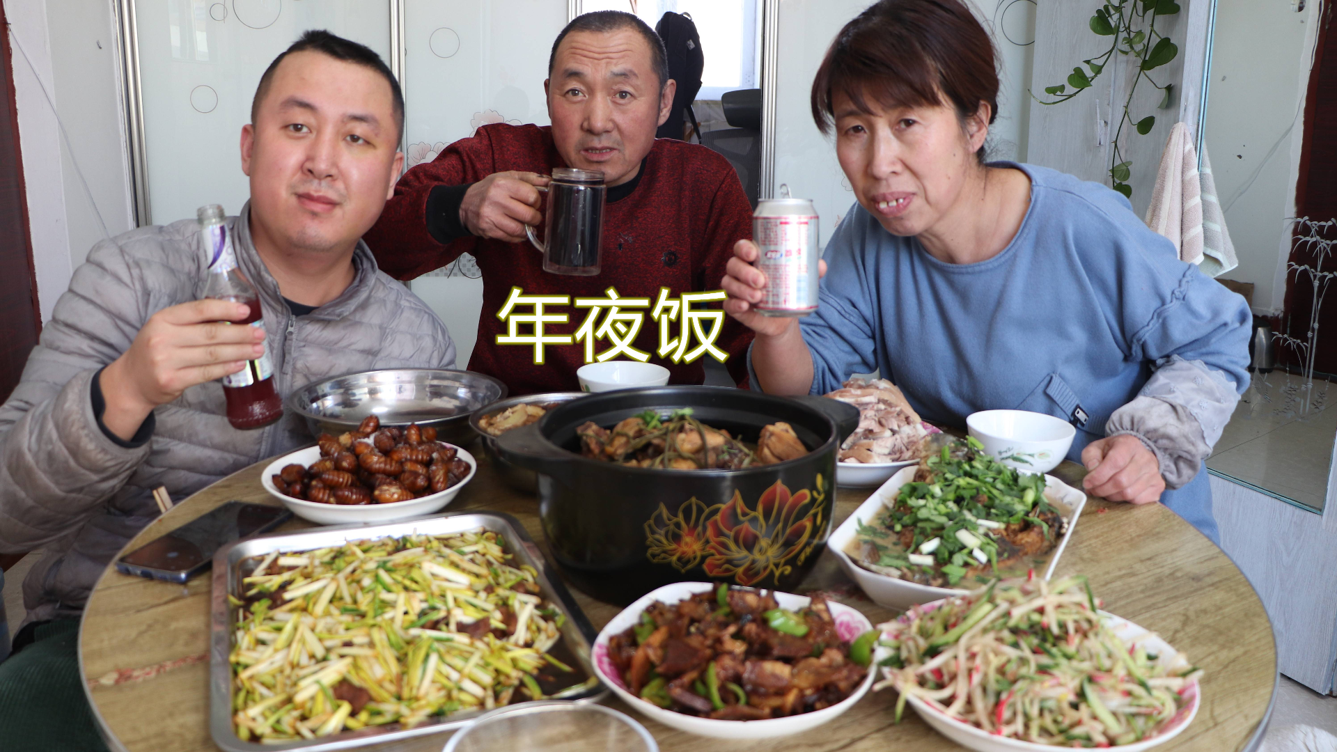 大彭家年夜饭,三口人吃八个菜,鸡鱼蒸肉好吃的一大桌,过瘾